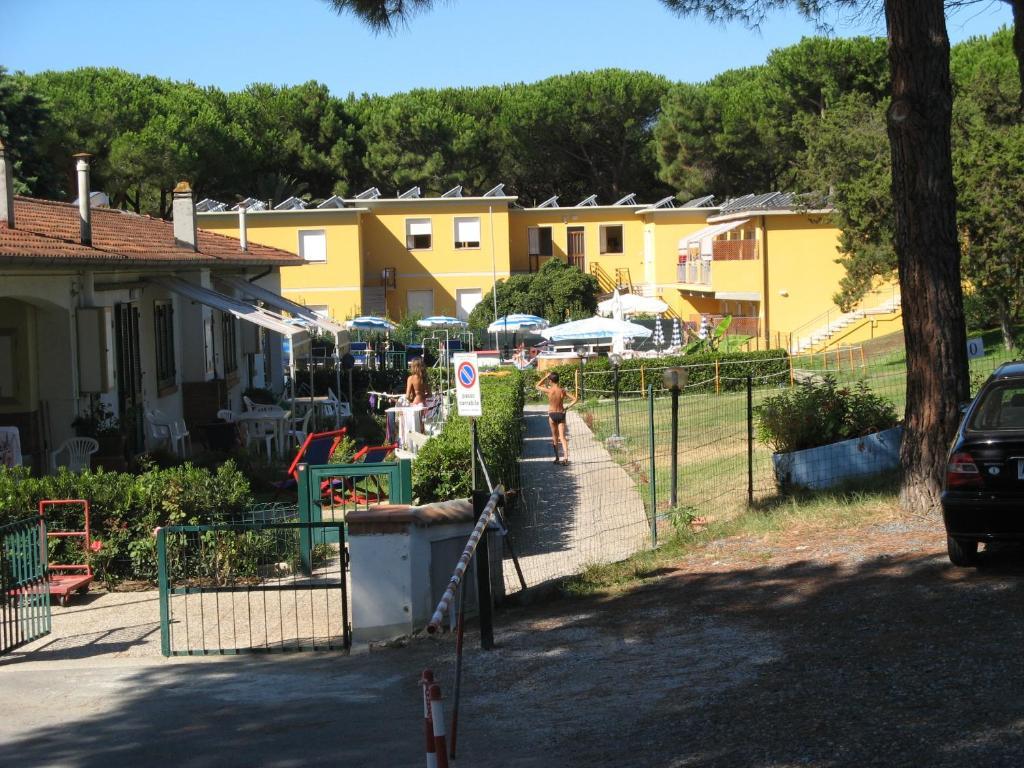 Residence Le Rose Marina Di Bibbona Exterior foto
